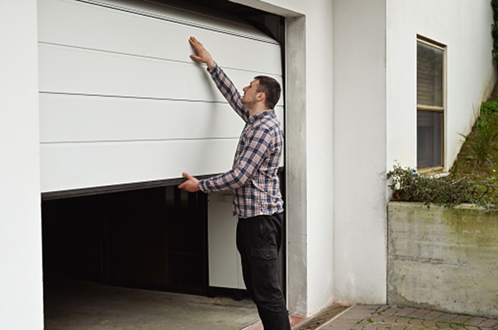 Open and Close Your Garage Door Manually in Milwaukee and Nearby Areas.